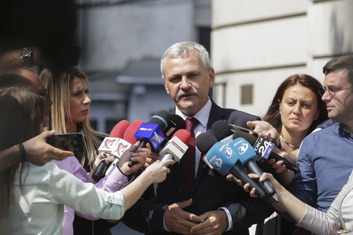 Dragnea spune că deciziile CCR sunt obligatorii pentru toată lumea. Întrebat de ce Parlamentul nu a respectat unele decizii ale CCR, a replicat că dacă unul trece pe roşu nu e motiv să treacă şi altul