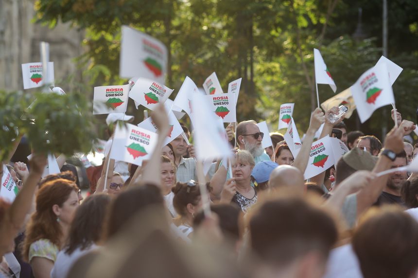 Aproximativ o sută de persoane protestează în Piaţa Universităţii din Capitală, după ce Guvernul ar fi oprit procedura de includere a zonei Roşia Montană în patrimoniul UNESCO: Trădarea de ţară în aur se măsoară. FOTO/VIDEO