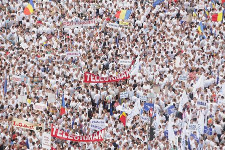 Mitingul PSD - peste 150.000 de oameni îmbrăcaţi în alb s-au aflat în Piaţa Victoriei. Dragnea: Albul simbolizează curăţenia, noi curăţăm ţara de mizeria împrăştiată de şobolani. Discursurile liderilor coaliţiei de guvernare. FOTO
