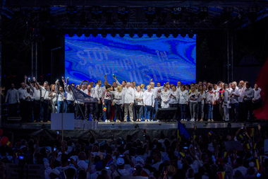 Liviu Dragnea a spus că a fost ales albul la miting pentru că simbolizează curăţenia, iar ei "curăţă ţara de mizeria împrăştiată de şobolani"