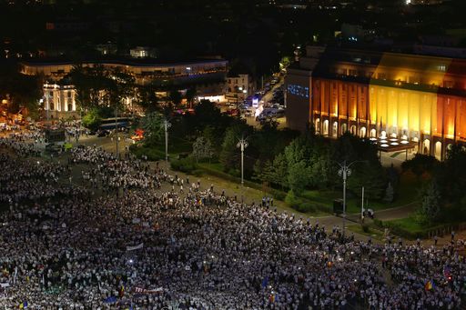Mitingul PSD s-a încheiat. În timpul discursului lui Liviu Dragnea, pe clădirea Guvernului a fost proiectat mesajul "rezist". VIDEO