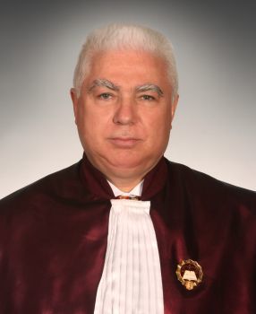 Judecătorul CCR Petre Lăzăroiu relatează din nou episodul întâlnirii cu Simina Tănăsescu: I-am spus că l-am votat pe preşedinte, nu am votat niciodată PSD. Am fost puşi acolo să apărăm Constituţia. Luni sesizăm Comisia de la Veneţia