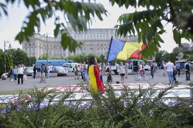 Câteva zeci de persoane protestează de câteva ore în faţa Parlamentului; deputatul PSD Nicolae Bacalbaşa, huiduit şi bruscat de protestatari. Ce spune Jandarmeria - VIDEO