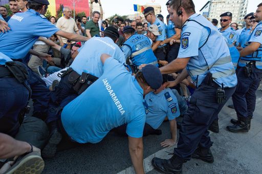 UPDATE - Peste 4.000 de oameni au protestat în Piaţa Victoriei, unde traficul a fost blocat. Între manifestanţi şi jandarmi au avut loc incidente, opt protestatari au fost ridicaţi şi duşi la Poliţie. La protest a participat şi Mihai Şora FOTO/VIDEO