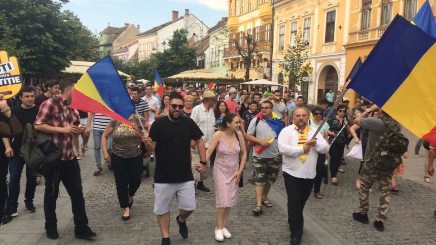 UPDATE - Proteste în mai multe oraşe din ţară: Oamenii au strigat ”Hoţii” şi ”Justiţie, nu corupţie”, cerând alegeri anticipate. La Sibiu au fost peste 2.000 de manifestanţi. FOTO/ VIDEO