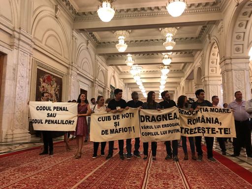 Parlamentul va avea reguli mai stricte pentru vizitatori şi jurnalişti, urmare a protestului de miercuri. Cameramanii nu vor mai putea să se apropie de aleşi
