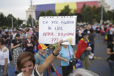 UPDATE - Câteva mii de oameni au protestat în Piaţa Victoriei, cerând demisia lui Liviu Dragnea. Oamenii au scandat \