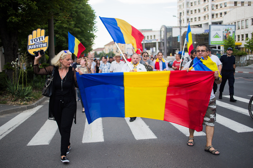 UPDATE Mii de oameni au ieşit în stradă în mai multe oraşe din ţară. La Sibiu, manifestanţii au deschis o sticlă de şampanie: ”La mulţi ani cu executare, domnule Dragnea!” FOTO, VIDEO