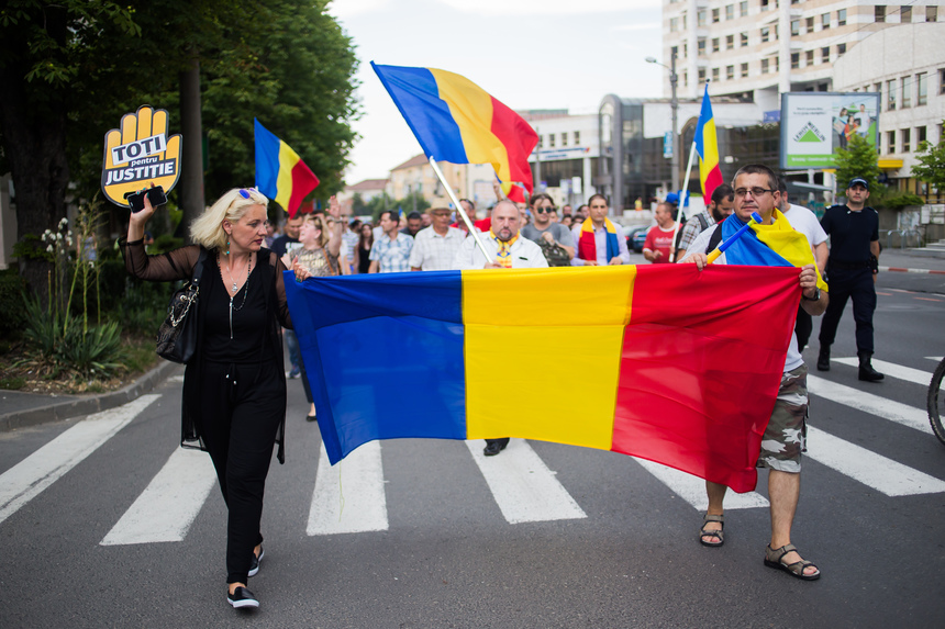 UPDATE Mii de oameni au ieşit în stradă în mai multe oraşe din ţară. La Sibiu, manifestanţii au deschis o sticlă de şampanie: ”La mulţi ani cu executare, domnule Dragnea!” FOTO, VIDEO