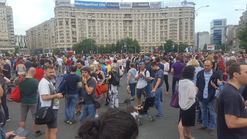 Mii de oameni protestează în Piaţa Victoriei, cerând demisia lui Liviu Dragnea: "Mulţi ani să primească". Circulaţia rutieră este închisă în faţa Muzeului Antipa