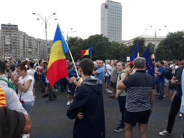 Protestul din Piaţa Victoriei s-a încheiat fără incidente; manifestanţii au strigat ”Demisia” şi au cântat ”We will rock you”