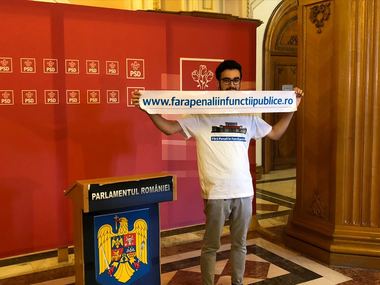 Un colaborator USR a afişat un banner cu "fără penali în funcţii publice" la uşa grupului PSD din Parlament, înaintea CEx al PSD. VIDEO