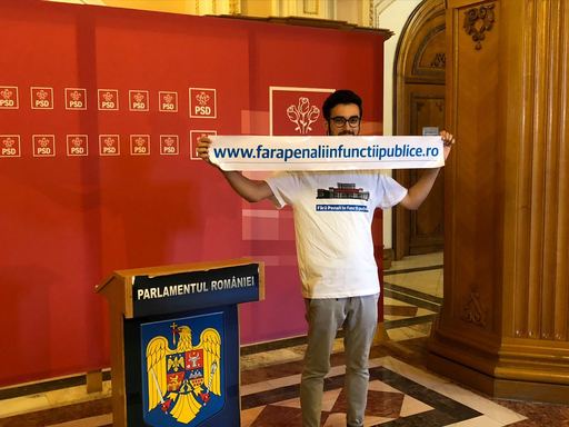 Un colaborator USR a afişat un banner cu "fără penali în funcţii publice" la uşa grupului PSD din Parlament, înaintea CEx al PSD. VIDEO