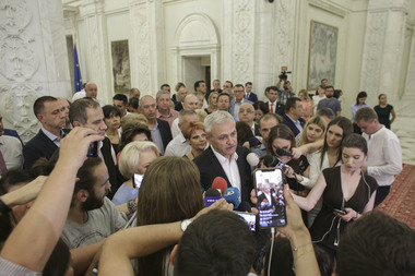 Dragnea: Ce s-a întâmplat ieri a fost o execuţie în masă. A trebuit să fie condamnaţi nouă oameni ca să se justifice condamnarea mea. Rămân la conducerea PSD şi mergem ”până la capăt”. El le cere scuze românilor din puşcării. FOTO/VIDEO