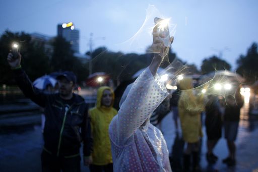 Câteva zeci de persoane protestează în Piaţa Victoriei din Capitală, în ploaie: "Infractorilor, nu o să scăpaţi de furia poporului! Nu vrem politicieni corupţi!”. FOTO/VIDEO
