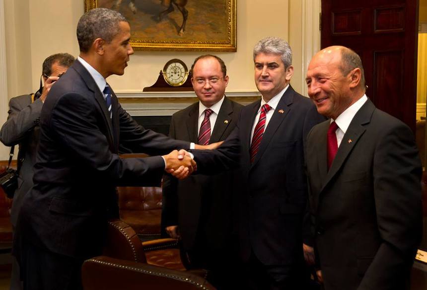 Oprea, despre fotografia în care apare dând mâna cu Obama: Nu ma pricep să falsific fotografii. Am primit-o. Preşedintele SUA  a întins mâna presedintelui Basescu, mie şi ministrului Aurescu