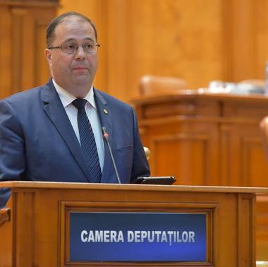 Proiect de lege controversat pentru "combaterea antiromânismului”. USR îşi retrage semnăturile. Iniţiator: Câtă vreme Parlamentul adoptă o lege pentru combaterea antisemitismului, de ce nu am proceda identic şi în cazul antiromânismului?!