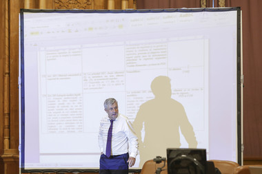 Comisia Iordache: Închisoare de la 3 luni la 2 ani sau amendă pentru divulgarea de informaţii confidenţiale dintr-un dosar. Dacă funcţionarul public se referă la un suspect sau acuzat ca şi cum ar fi fost condamnat riscă închisoare de la 6 luni la 3 ani