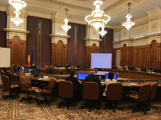 Şedinţă a Comisiei Iordache pentru un nou raport pe modificările la Codul penal, înainte de votul final din Cameră. Comisia a respins propunerea UDMR de redefinire a abuzului în serviciu, după ce PSD nu a susţinut modificarea. VIDEO