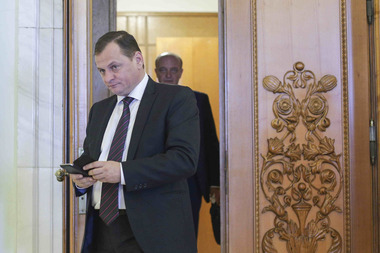 Parlamentul i-a acordat votul de încredere lui Gabriel Vlase pentru a prelua conducerea SIE. Dragnea Dragnea: De un an şi jumătate SIE e sub o conducere neconstituţională întrucât preşedintele nu a considerat important să îşi exercite atribuţiile constituţionale
