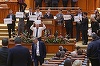 Comisia pentru regulament a modificat Regulamentul Camerei Deputaţilor, la propunerea lui Nicolicea: Deputaţii pot fi suspendaţi de la lucrările Parlamentului până la 30 de zile, dacă perturbă activităţile; bannerele şi pancartele, interzise în plen