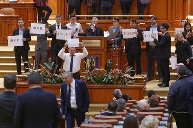 Comisia pentru regulament a modificat Regulamentul Camerei Deputaţilor, la propunerea lui Nicolicea: Deputaţii pot fi suspendaţi de la lucrările Parlamentului până la 30 de zile, dacă perturbă activităţile; bannerele şi pancartele, interzise în plen