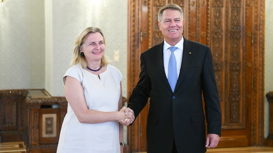 Iohannis a avut o întrevedere cu ministrul Federal pentru Europa, Integrare şi Afaceri Externe al Republicii Austria, iar printre temele de discuţie s-a aflat şi preluarea succesivă a preşedinţiei Consiliului UE de către Austria şi România