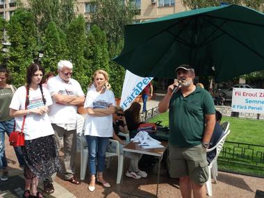 Mai mulţi actori de la Teatrul Naţional ”Vasile Alecsandri” din Iaşi au strâns semnături în cadrul campaniei ”Fără penali în funcţii publice”