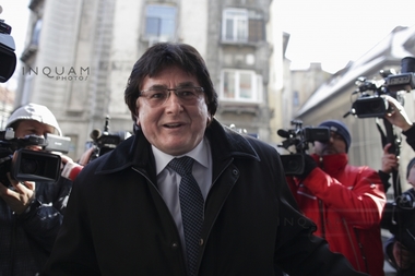 Primarul Timişoarei, Nicolae Robu, a semnat iniţiativa USR "Fără penali în funcţii publice", după ce în luna mai a cerut amendarea voluntarilor care adunau semnături - VIDEO