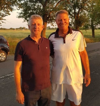 Klaus Iohannis s-a plimbat cu bicicleta în judeţul Constanţa, întâlnindu-se cu primarul unei localităţi cu care a stat de vorbă