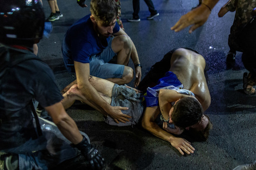 UPDATE Iohannis: E inadmisibil şi incalificabil că "Guvernul PSD a bătut şi a gazat oamenii" în Piaţa Victoriei, nu vreau să mă pronunţ până nu avem concluzii mai amănunţite/Olguţa Vasilescu: Ca neamţ, să vorbeşti de gazare, trebuie să ai mult curaj
