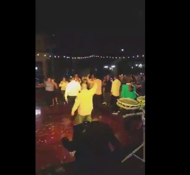 Un deputat USR publică un clip video în care senatorul PSD Niculae Bădălău apare la o petrecere unde se cântă o melodie cu mesaj jignitor la adresa diasporei. Bădălău: Eu nu cânt, că nu sunt cântăreţ. Unii exaltaţi cântă tot felul de tâmpenii - VIDEO