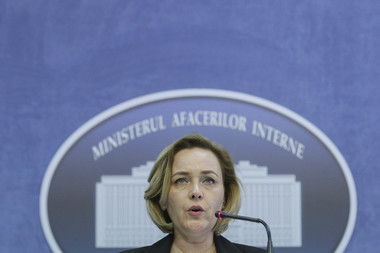 UPDATE - Carmen Dan anunţă că astăzi trimite comisiilor de apărare din Parlament raportul clasificat privind violenţele din 10 august, iar marţi va merge la şedinţa comisiei din Senat, unde va clarifica "tot ceea ce este de clarificat"