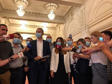 Deputaţii USR au intrat în plen purtând măşti medicale, în semn de protest faţă de folosirea gazelor lacrimogene de către jandarmi la manifestaţia din 10 august - FOTO/VIDEO