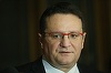 Maior, întrebat dacă îşi menţine afirmaţia privind scrisoarea lui Giuliani: Binînţeles! E concordantă cu ceea ce a declarat şi Guvernul SUA. Consider că am lucrat în interesul naţional. Există un interes politic de a pleca din funcţie