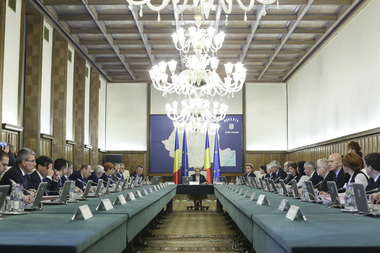 Ministrul Finanţelor anunţă adoptarea rectificării bugetare. Iohannis: Este inadmisibil, avizul CSAT e obligatoriu. Modul dezastruos în care a fost gestionată activitatea guvernamentală face previzibilă intrarea României în dificultăţi majore