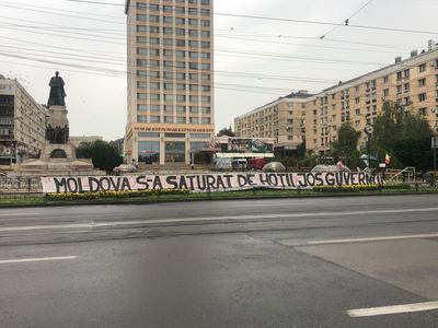 Vosganian îi cere explicaţii primarului din Iaşi, Mihai Chirica, privind un banner cu mesajul "Moldova s-a săturat de hoţi! Jos Guvernul!", amplasat în centrul oraşului