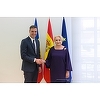 Viorica Dăncilă a semnat două memorandumuri de cooperare cu preşedintele guvernului spaniol, fiind vizate apărarea şi modernizarea administraţiei publice; cei doi şi-au exprimat dorinţa pentru organizarea primei şedinţe comune de guvern