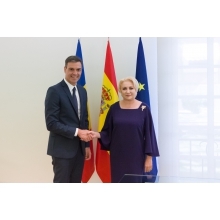 Viorica Dăncilă a semnat două memorandumuri de cooperare cu preşedintele guvernului spaniol, fiind vizate apărarea şi modernizarea administraţiei publice; cei doi şi-au exprimat dorinţa pentru organizarea primei şedinţe comune de guvern