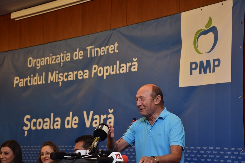 Băsescu: Privind la ţară, parcă e o navă în derivă. Toate instituţiile se bat cu toate instituţiile, iar blocajul între Preşedinţie şi Guvern este extrem de dăunător; din exterior, vă pot asigura că se vede groaznic