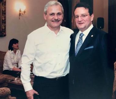 Dragnea, despre poza în care apare alături de Maior: Habar nu am dacă este reală sau nu. Faptul că eu am poze stând de vorbe cu unul şi cu altul nu mă compromite pe mine, ci pe ei, pentru că arată încă o dată cât de securişti sunt