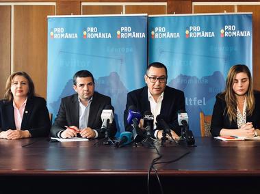 Victor Ponta a prezentat o nouă poză în care Liviu Dragnea apare alături de Gabriel Oprea şi Vasile Dâncu. Ponta: Mi-aduc aminte cât de mult s-a luptat să vină la ziua lui George Maior - FOTO