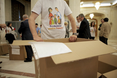 UPDATE - CCR a avizat revizuirea Constituţiei, în sensul redefinirii familiei. Şedinţă de Guvern programată pentru ora 16.00, apoi amânată pentru marţi; este aşteptată OUG pentru desfăşurarea referendumului timp de două zile
