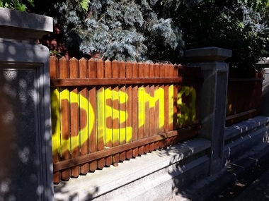Gardul conacului lui Liviu Dragnea din Alexandria, vandalizat