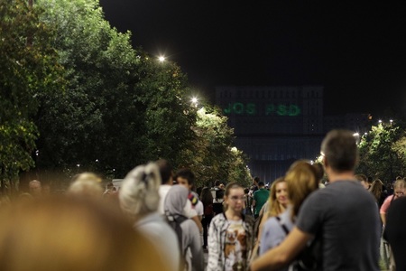 Cristian Dide a proiectat mesajul ”Jos PSD” pe clădirea Parlamentului la festivalul  iMapp Bucharest, apoi a mers după Valer Dorneanu până la locuinţa acestuia