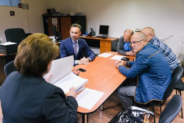 USR a ridicat dosarele cu listele ”Fără penali” de la Primăria Arad, dar Falcă susţine că va face sesizare penală pentru semnăturile ”false”. VIDEO