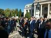 Preşedintele Klaus Iohannis, la plimbare prin centrul municipiului Iaşi: a fost aplaudat de trecători şi s-a fotografiat cu un grup de copii; o femeie i-a spus: ”Să vă iubiţi ţara mai mult”. FOTO