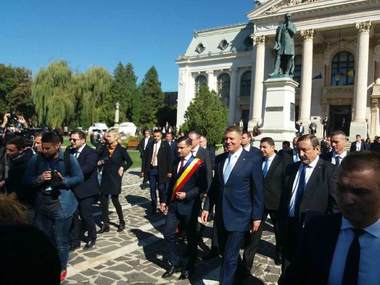 Preşedintele Klaus Iohannis, la plimbare prin centrul municipiului Iaşi: a fost aplaudat de trecători şi s-a fotografiat cu un grup de copii; o femeie i-a spus: ”Să vă iubiţi ţara mai mult”. FOTO