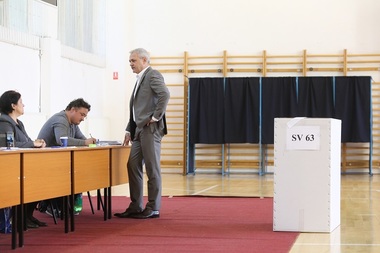 Dragnea a votat la referendum: Am votat pentru ceea ce solicită milioane de români, pentru ceea ce cred că ne defineşte ca societate şi naţiune - FOTO