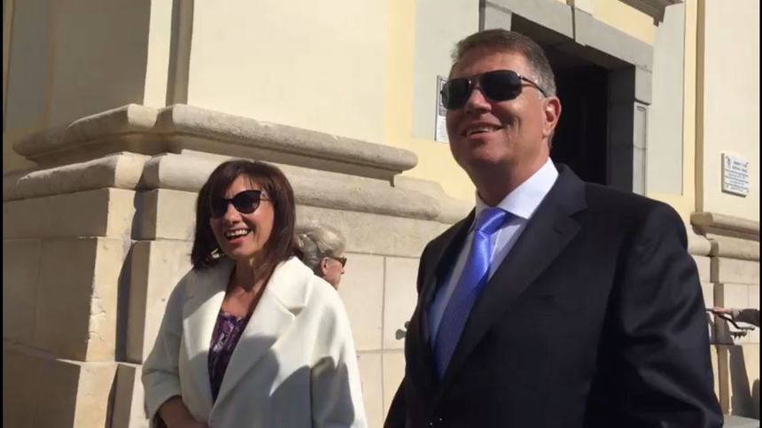 Preşedintele Klaus Iohannis şi soţia sa au participat la slujba de la Biserica Romano-Catolică "Sfânta Treime" din Sibiu. Şeful statului nu a precizat dacă va vota la referendum - VIDEO